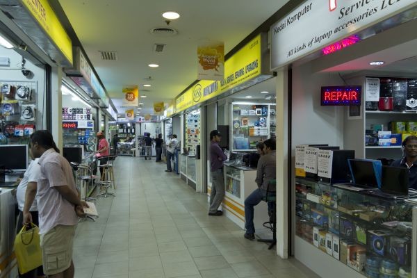 In dit deel van de mall wordt ook veel oudere hardware verkocht.