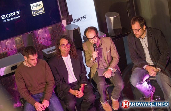 Vertegenwoordigers van Hi-res audio diensten beantwoorden vragen Vertegenwoordigers van Hi-res audio diensten beantwoorden vragen