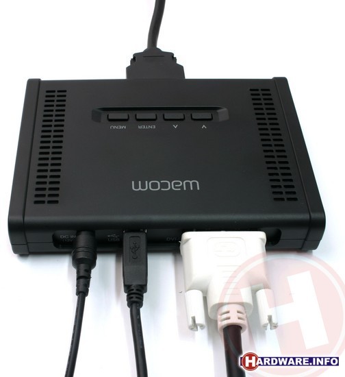 Vanaf dit kastje loopt er maar één kabel naar het tablet.
