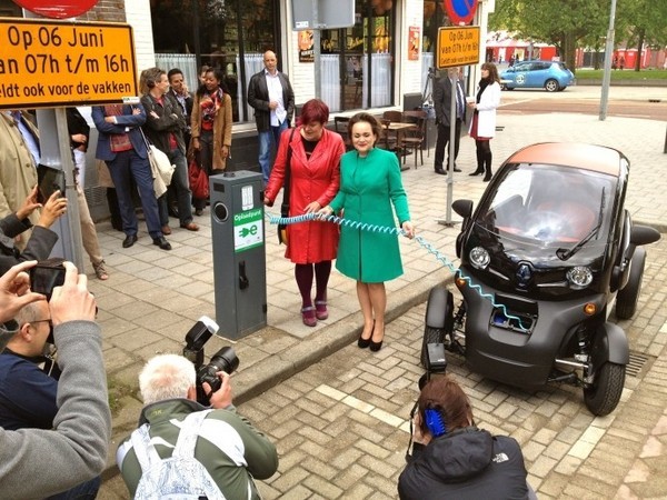 honderdste laadpaal voor elektrische auto's in rotterdam