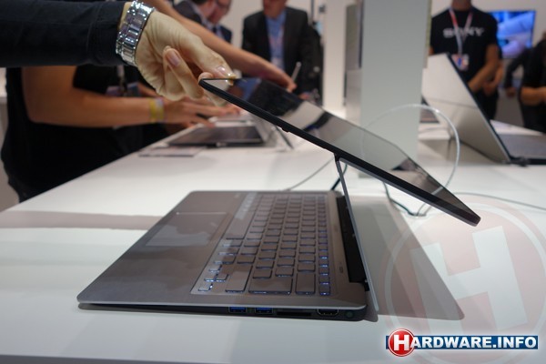 Het scharnier van de Sony Vaio Fit is grondig op de proef gesteld. 