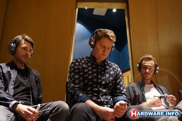 The Editors beluisteren hun nieuwste album met de Sony NWZ-A15 en MDR-1A