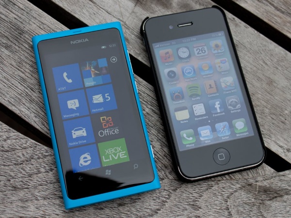 Nokia Lumnia 820 naast een Apple iPhone 4s