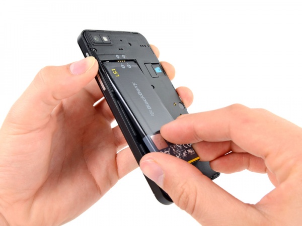 iFixit neemt BlackBerry Z10 onderhanden