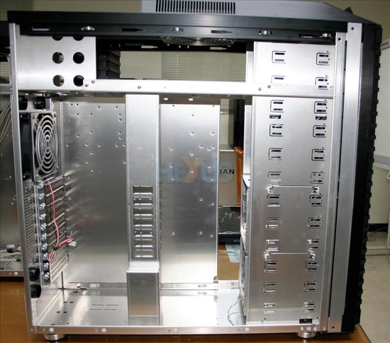 lianli_inside_550