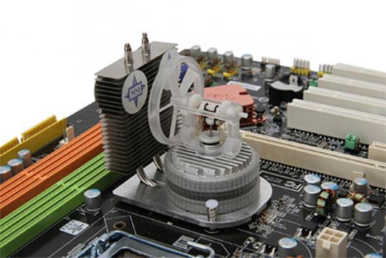 De fan wordt aangedreven door de warmte van de chipset